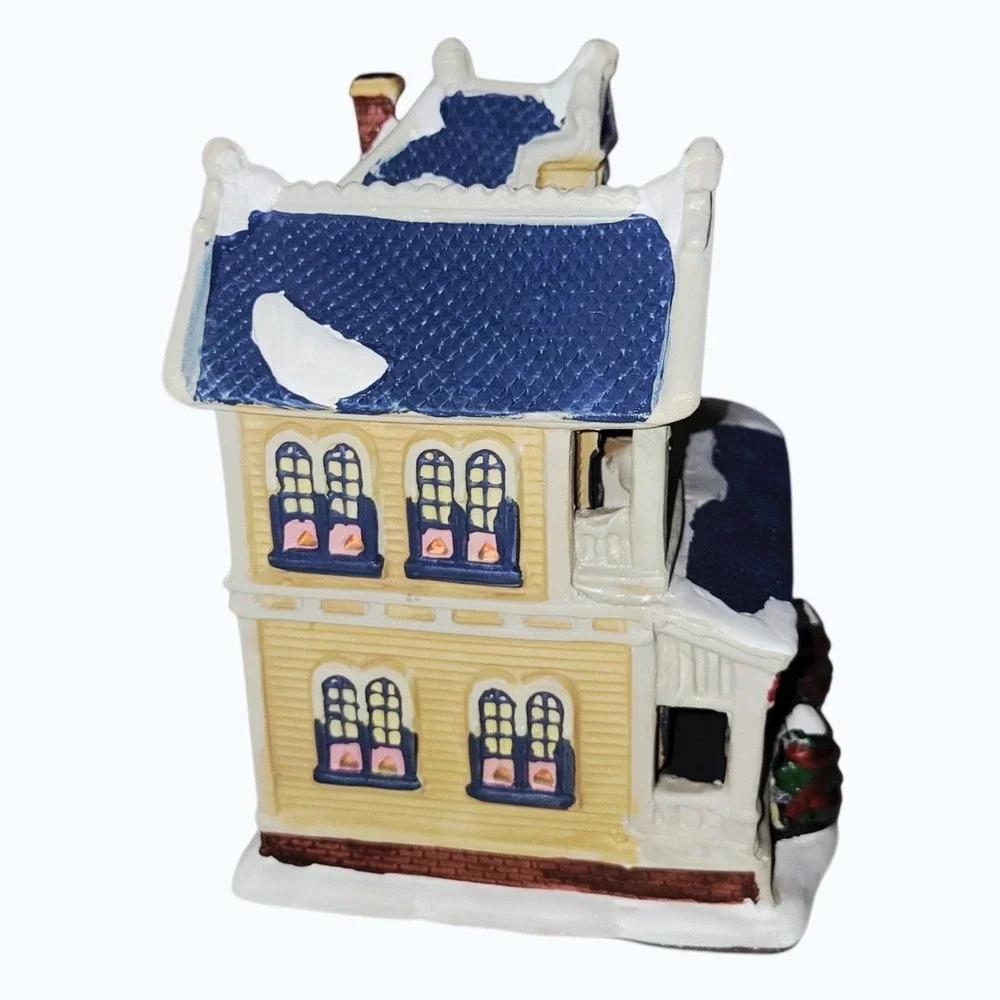 Holiday Time Victorian House Christmas‎ Village 2016 Light Up Building w Box